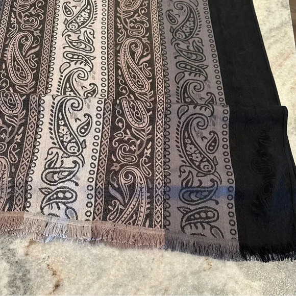 Goldline GmbH Fringed Raw Edge Lightweight Paisley Print German Scarf - Picture 7 of 7
